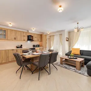https://deluxe-and-central-garden-apartment.sunnybeach-hotels.org